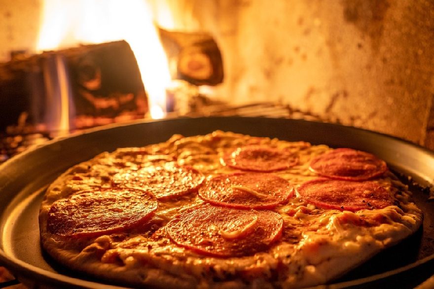 Leckere Salami Pizza wie beim Restaurant Pizzeria Colosseo mit Lieferservice in Ahlen.